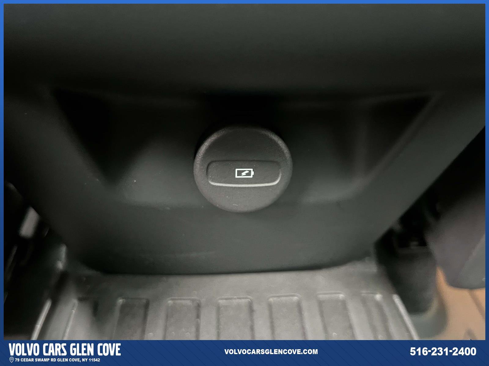 Used 2024 Volvo XC60 B5 Plus w/ Protection Package Premier image 11