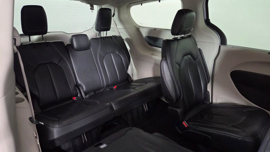 Used 2022 Chrysler Pacifica Touring-L image 34