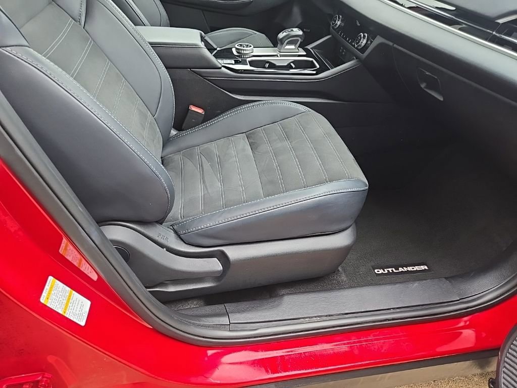Used 2025 Mitsubishi Outlander SE image 70