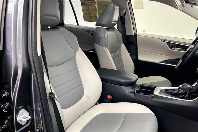 Used 2019 Toyota RAV4 XLE Premium w/ Cold Weather Package FWD image 6