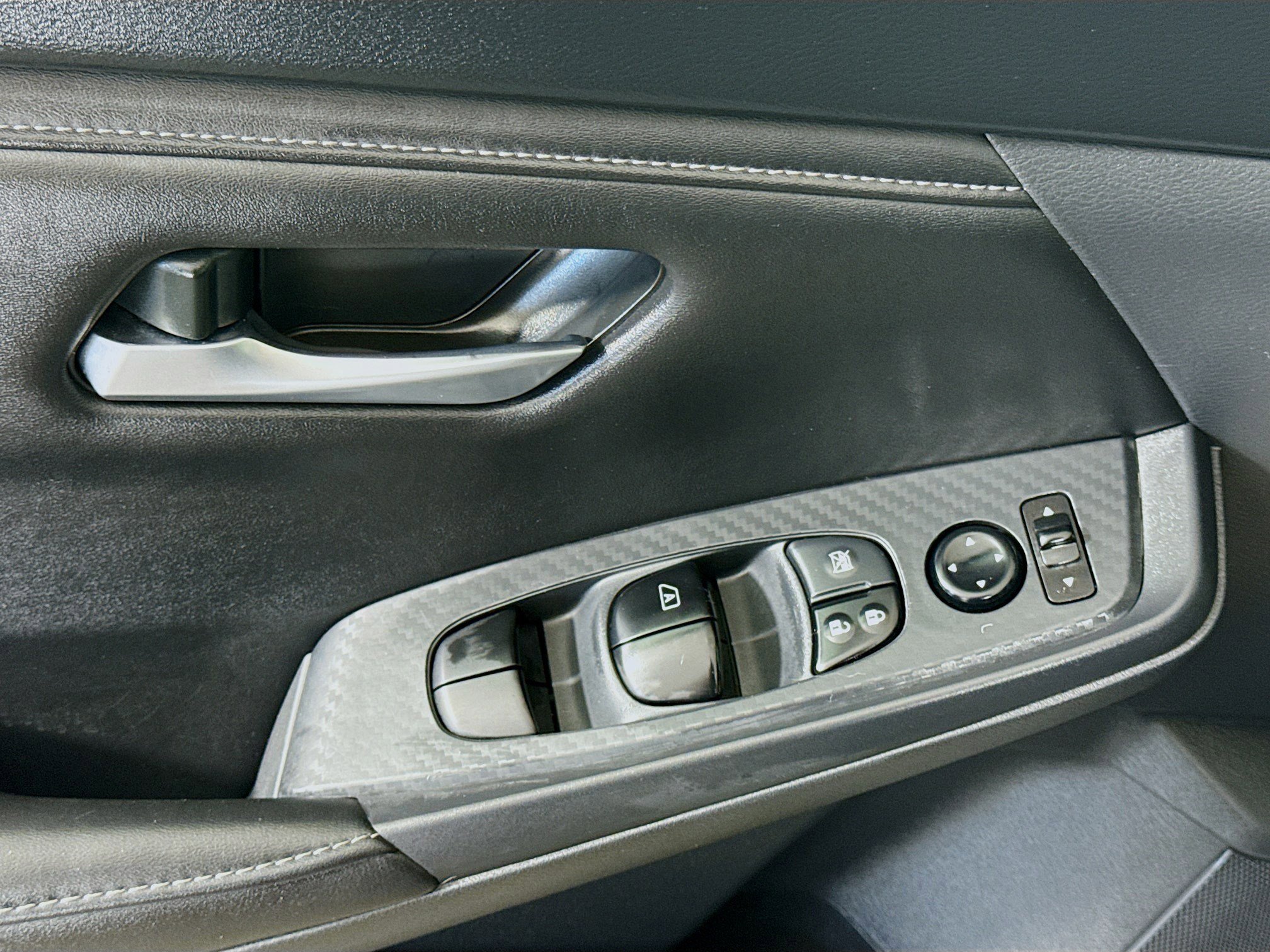 Used 2025 Nissan Sentra SV image 24