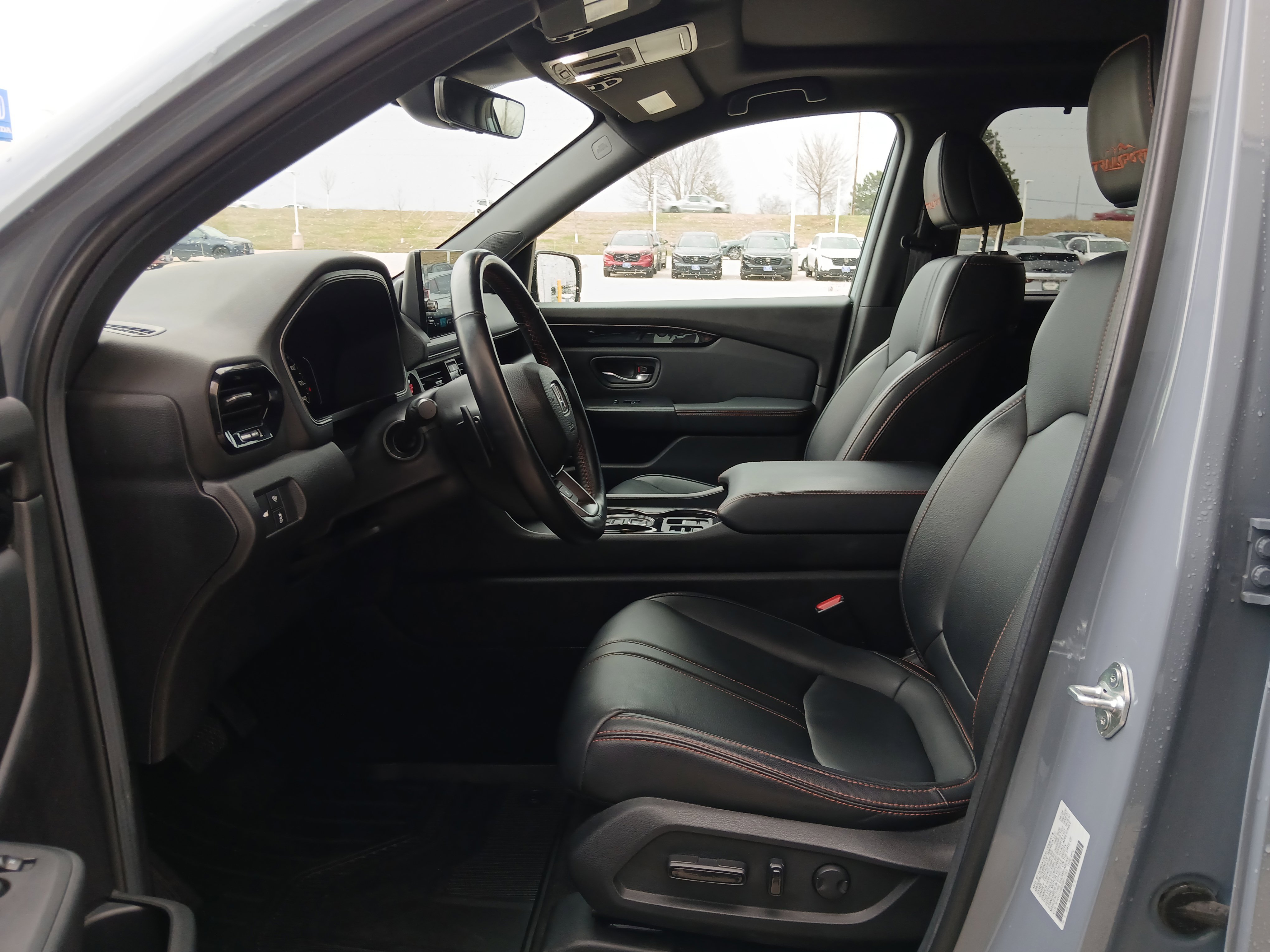 Used 2025 Honda Pilot TrailSport image 8