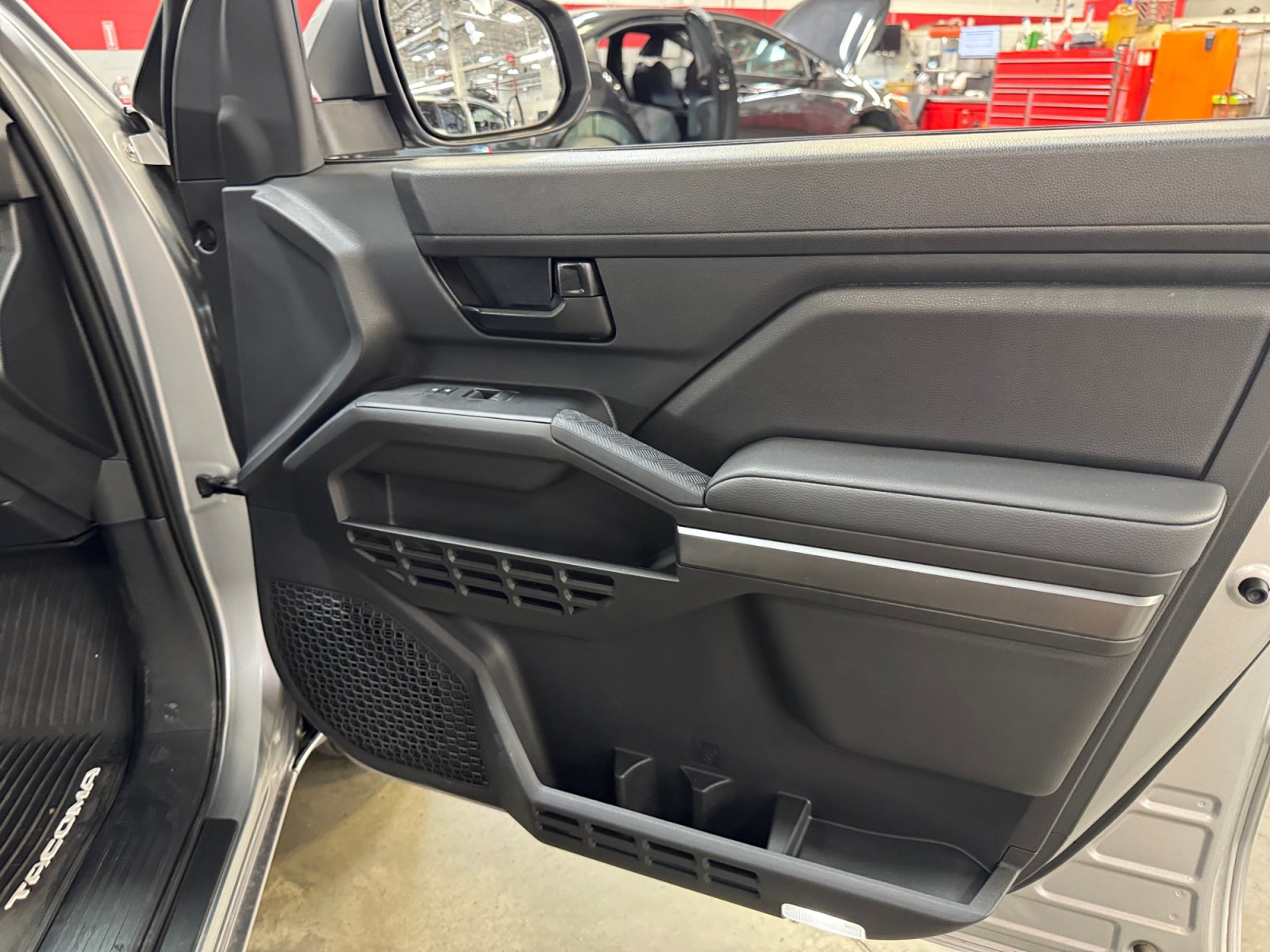 Certified 2025 Toyota Tacoma SR5 AWD/4WD image 16