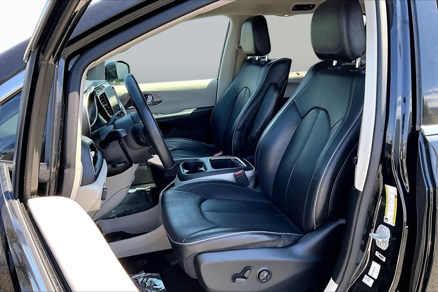 Used 2018 Chrysler Pacifica Limited w/ Advanced Safetytec Group FWD image 7