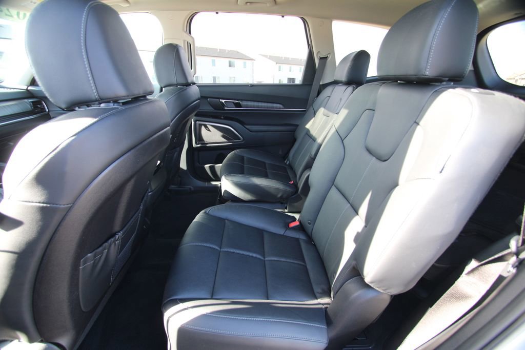 Used 2024 Kia Telluride EX w/ EX Captain's Chair Package image 7