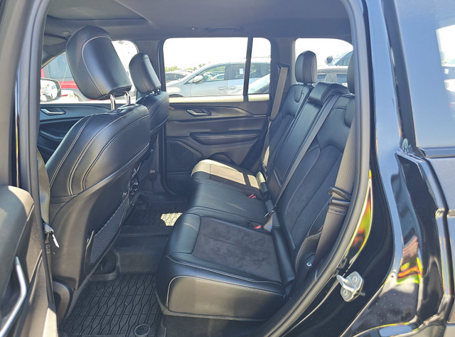Used 2023 Jeep Grand Cherokee Altitude AWD/4WD image 7