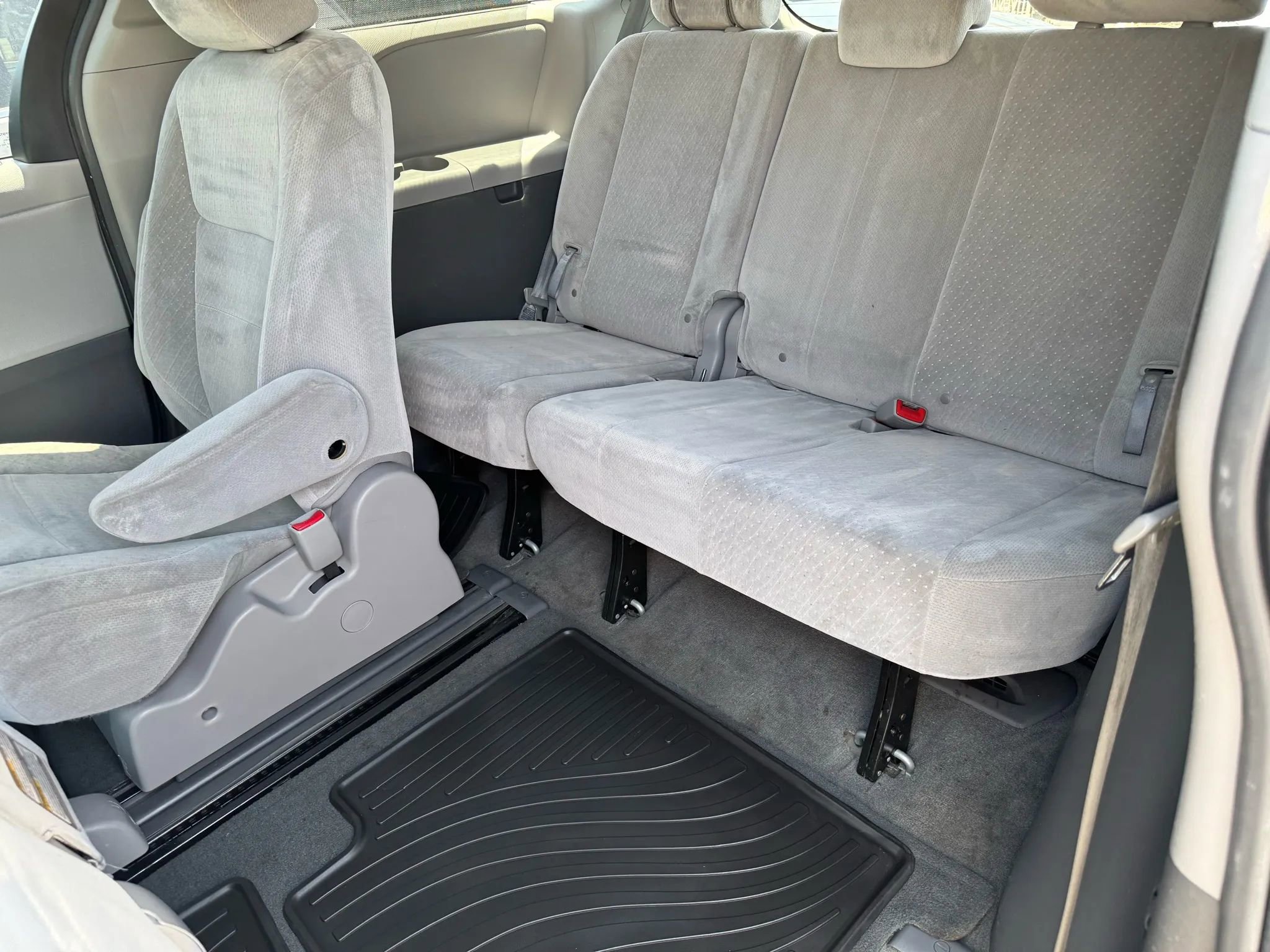 Used 2015 Toyota Sienna LE image 27