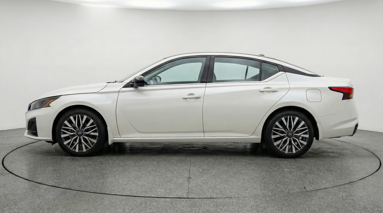 Used 2025 Nissan Altima 2.5 SV image 5