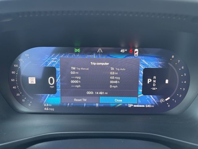 Used 2025 Volvo XC40 B5 Plus image 25