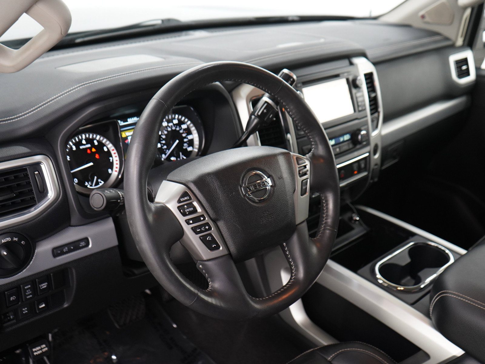 Used 2017 Nissan Titan PRO-4X w/ Pro-4x Convenience Package AWD/4WD image 19