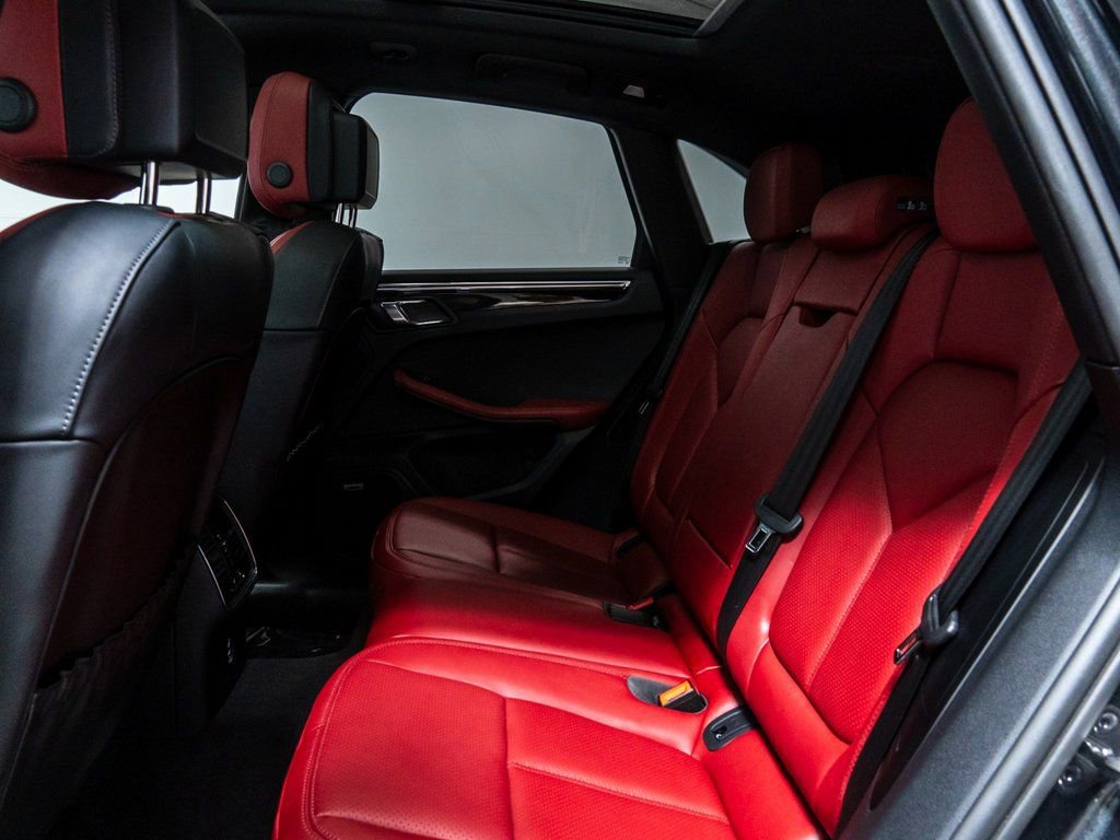 Used 2025 Porsche Macan image 28