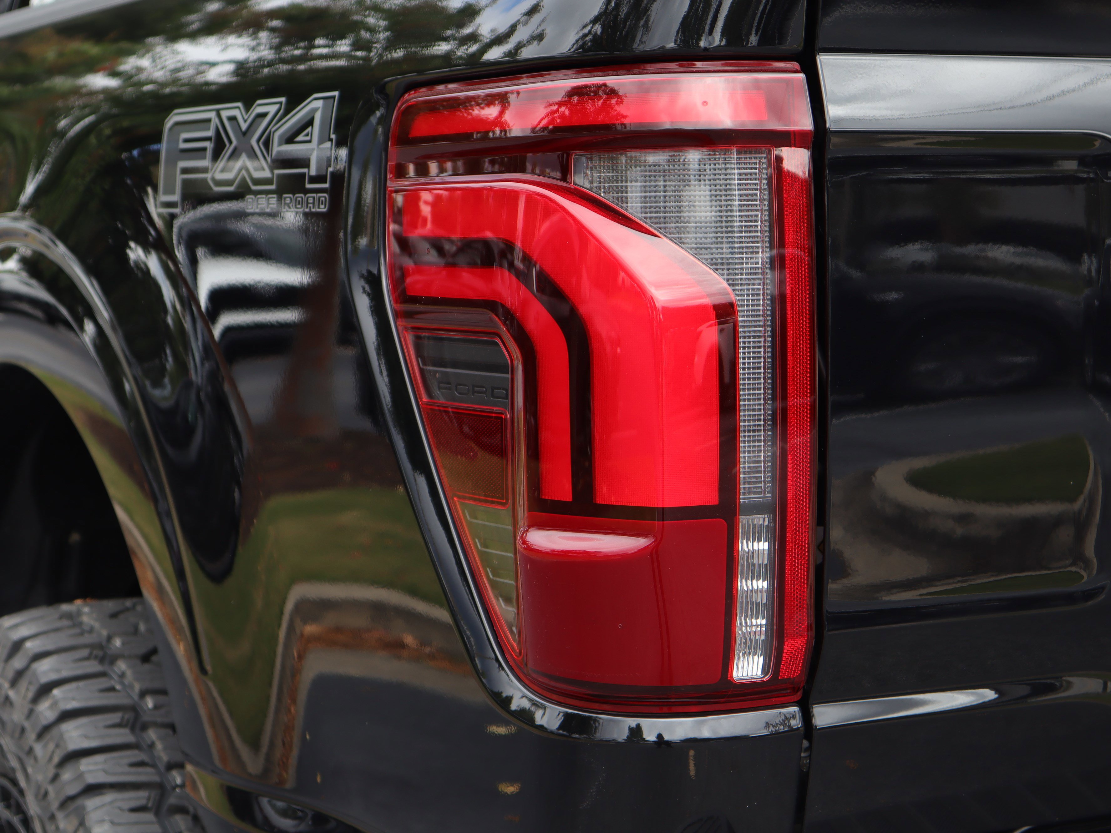 Used 2025 Ford F150 Lariat w/ Equipment Group 501A Mid image 36