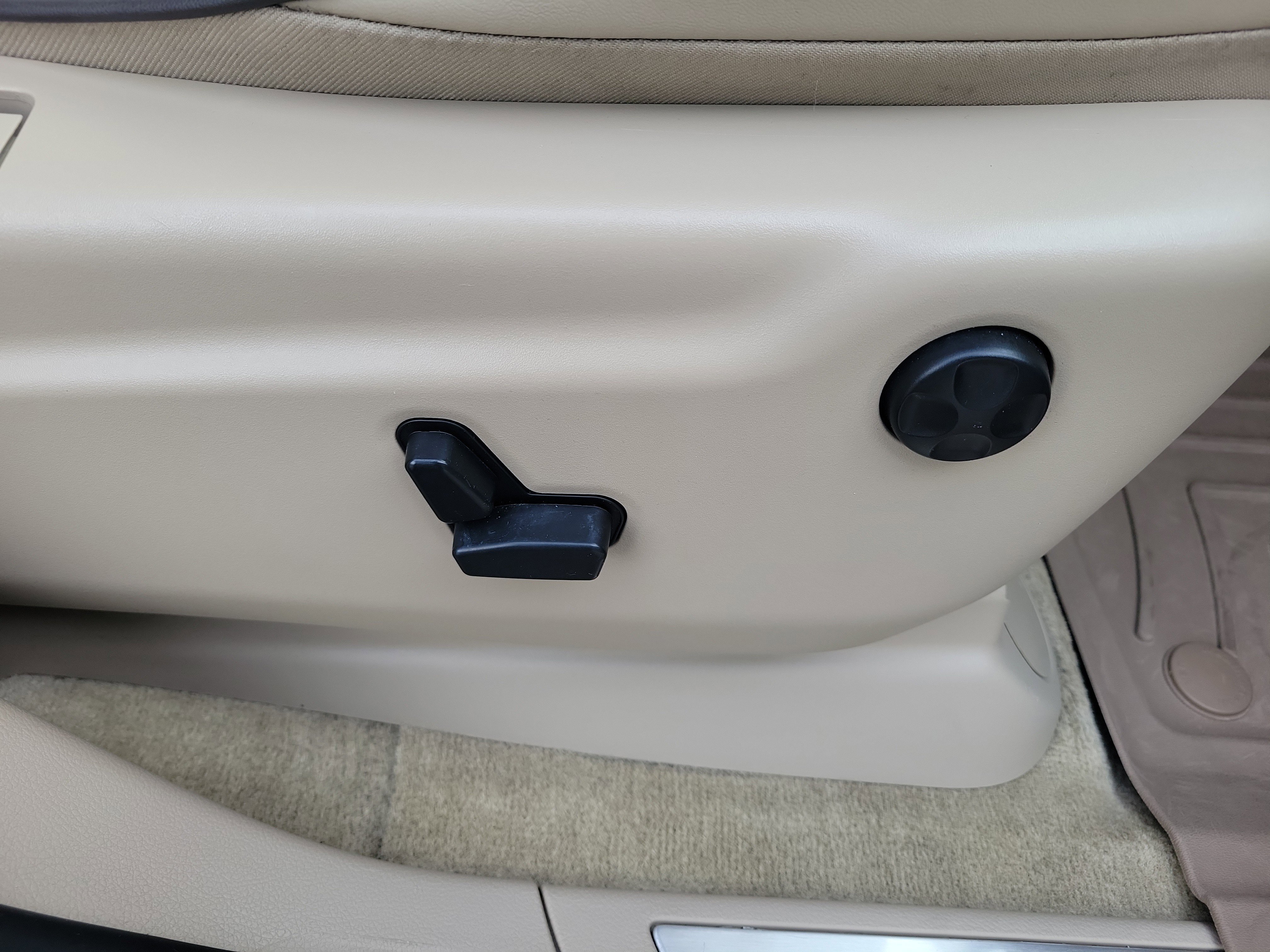 Used 2017 Jeep Grand Cherokee Overland image 9