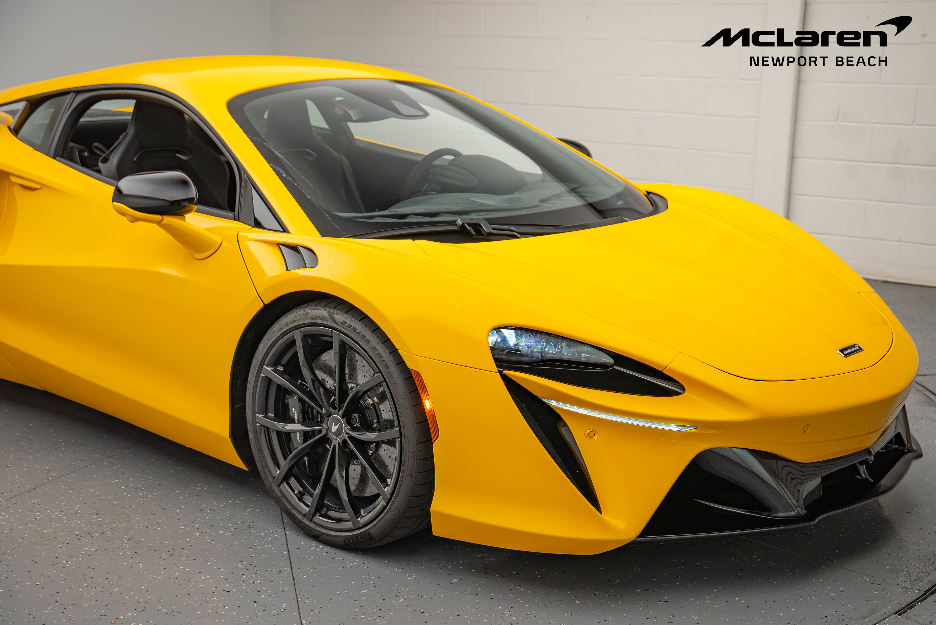 Used 2024 McLaren Artura RWD image 23