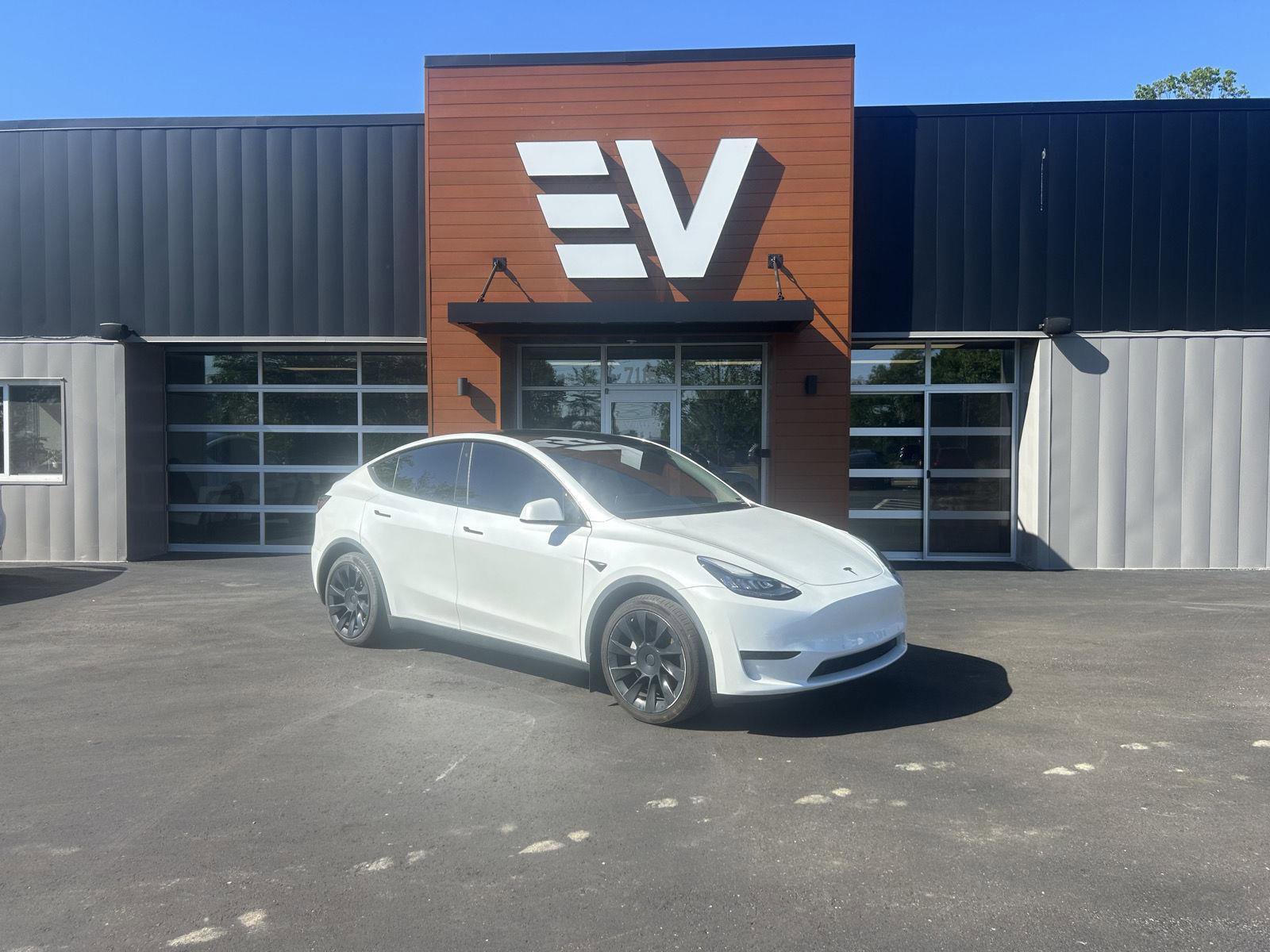 Used 2020 Tesla Model Y Long Range AWD/4WD image 1