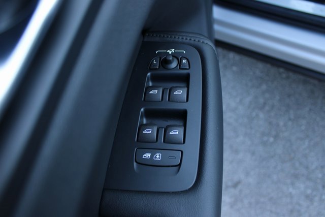 Used 2025 Volvo XC60 B5 Plus image 11