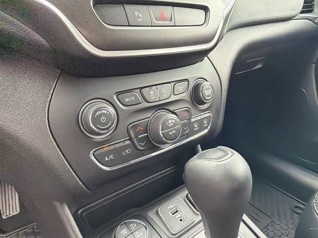 Used 2021 Jeep Cherokee Trailhawk AWD/4WD image 28