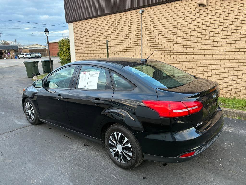 Used 2017 Ford Focus SE FWD image 4