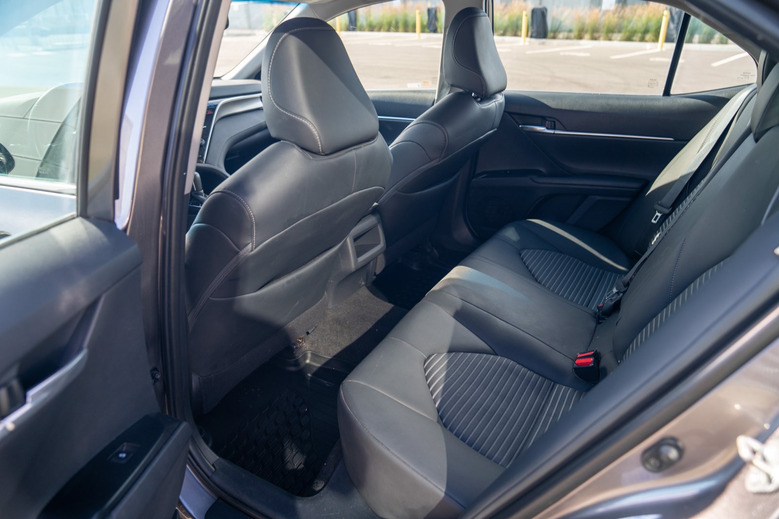 Used 2018 Toyota Camry SE w/ Convenience Package FWD image 19