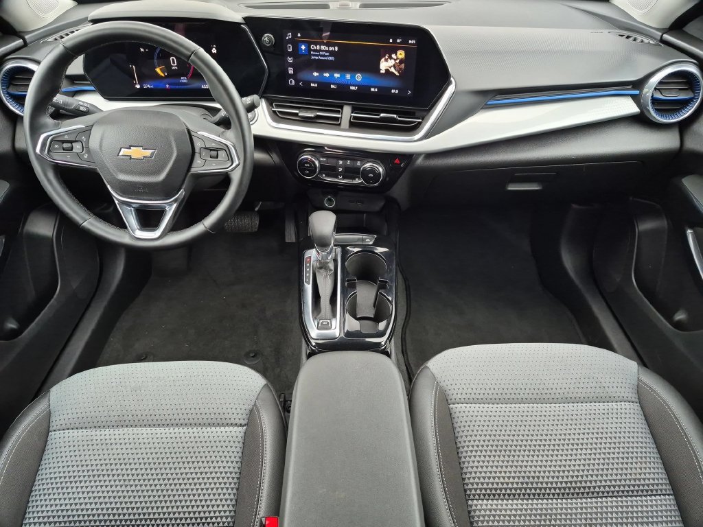 Used 2025 Chevrolet Trax LT w/ LT Convenience Package FWD image 26