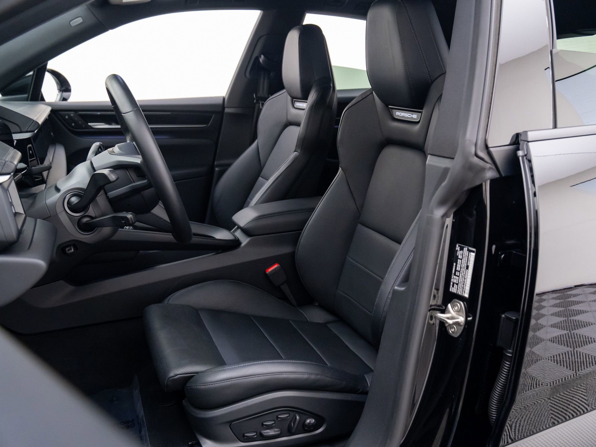 Certified 2025 Porsche Macan 4 Electric AWD/4WD image 5