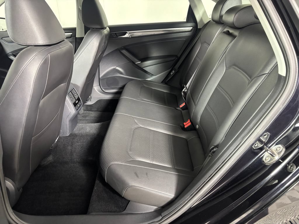 Used 2017 Volkswagen Passat 1.8T SE FWD image 28