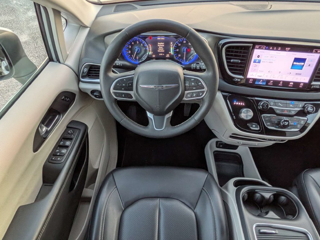 Used 2023 Chrysler Pacifica Touring-L FWD image 17
