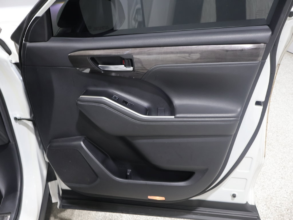 Used 2021 Toyota Highlander Platinum AWD/4WD image 23