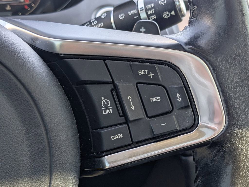 Used 2019 Jaguar E-PACE R-Dynamic SE image 24