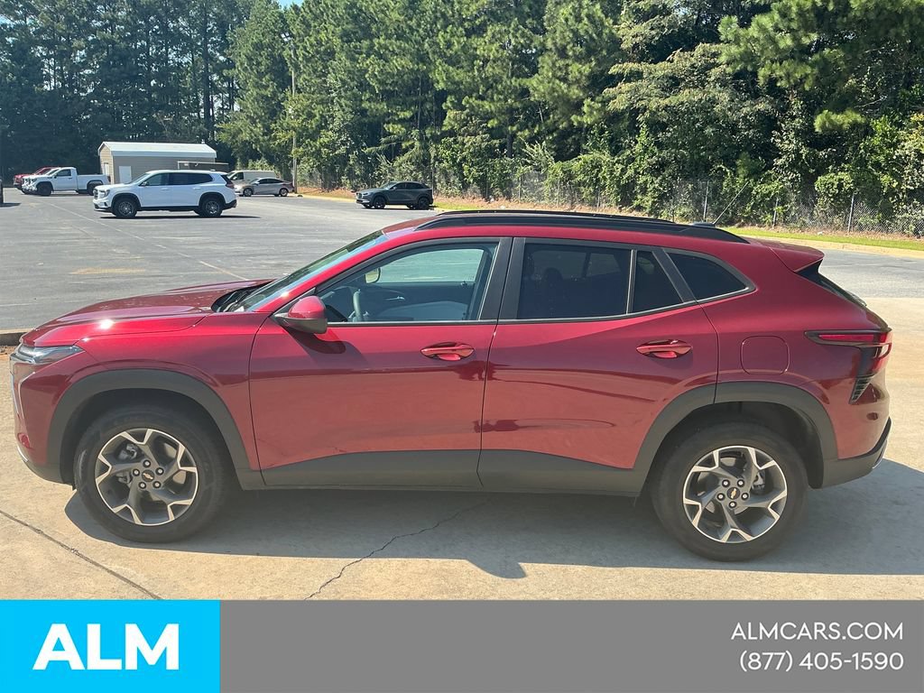 Used 2025 Chevrolet Trax LT FWD image 2