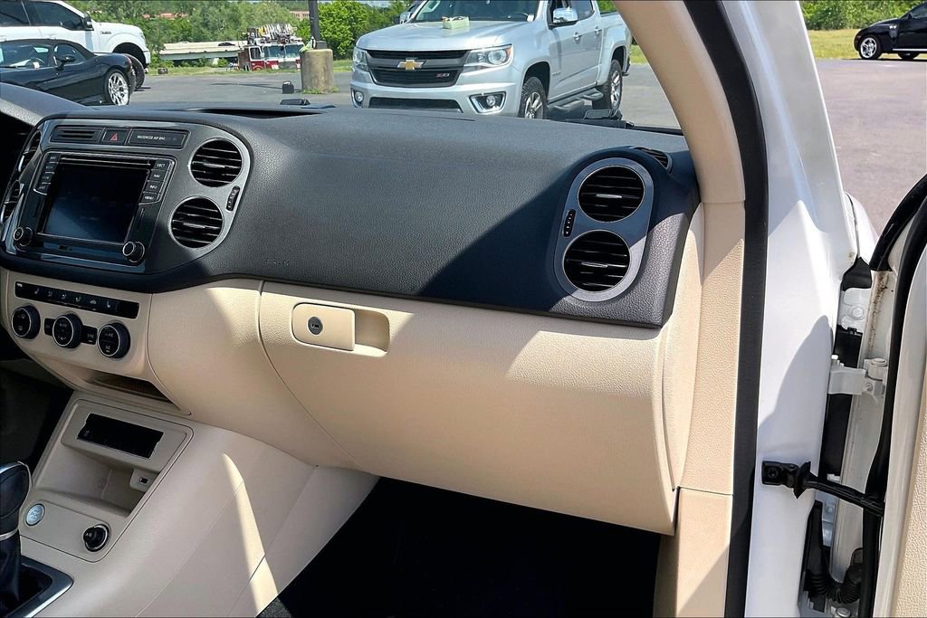 Used 2017 Volkswagen Tiguan SEL FWD image 28