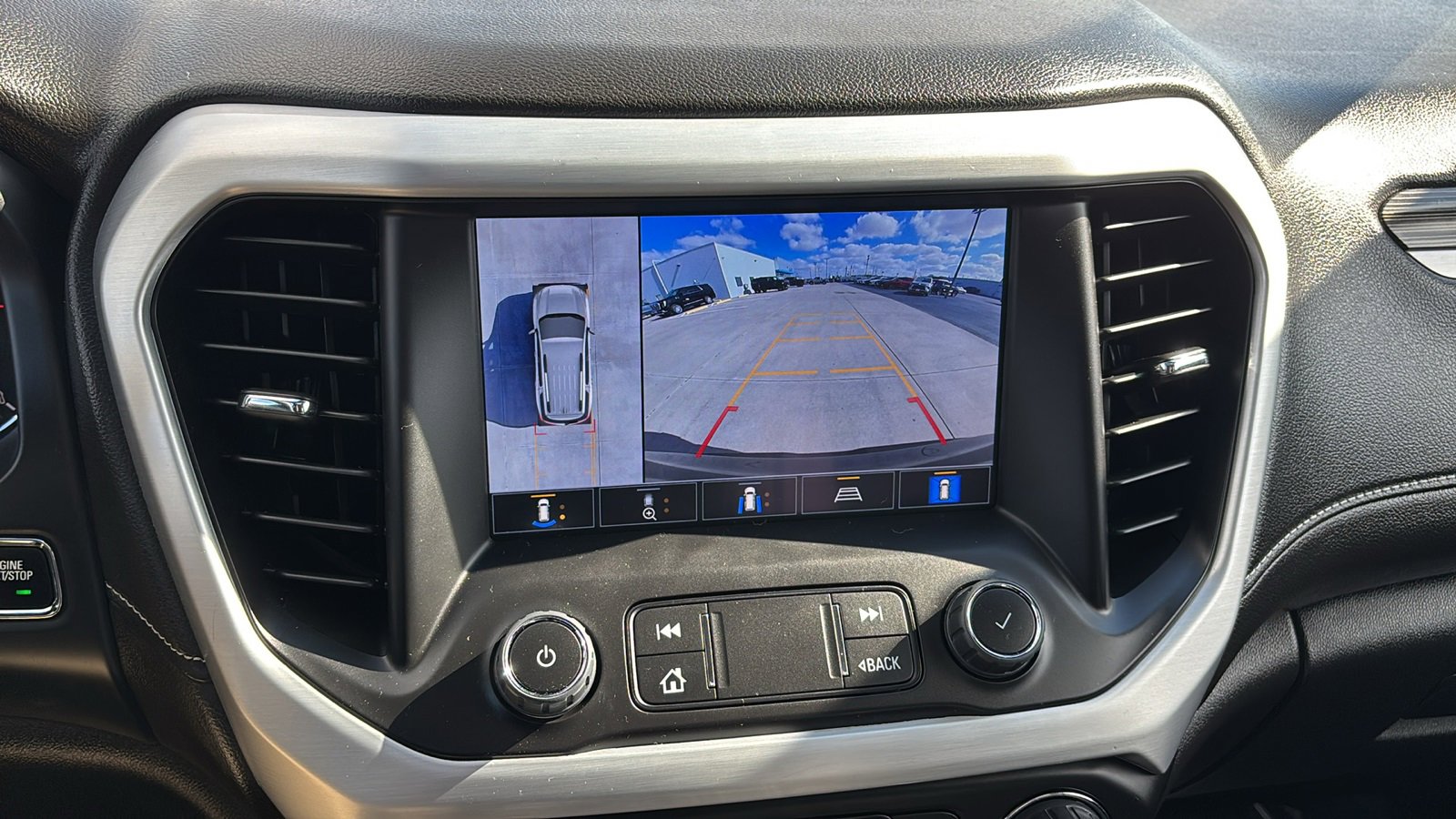 Used 2023 GMC Acadia SLT w/ Technology Package image 16