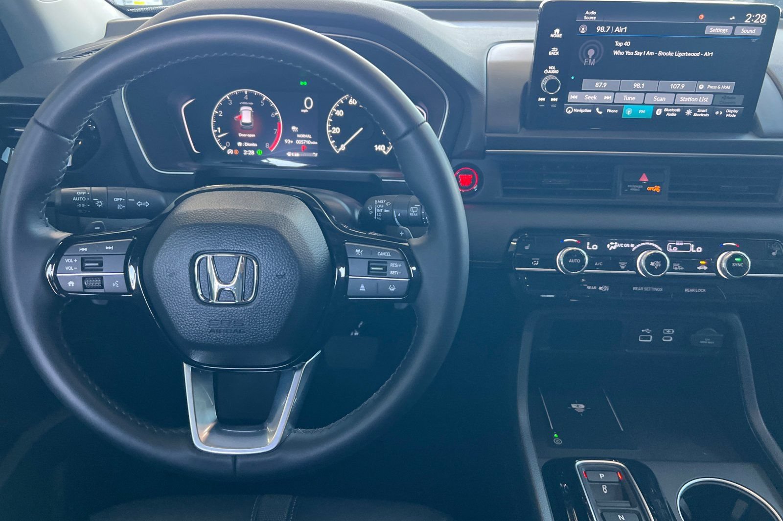 Used 2025 Honda Pilot Touring image 11