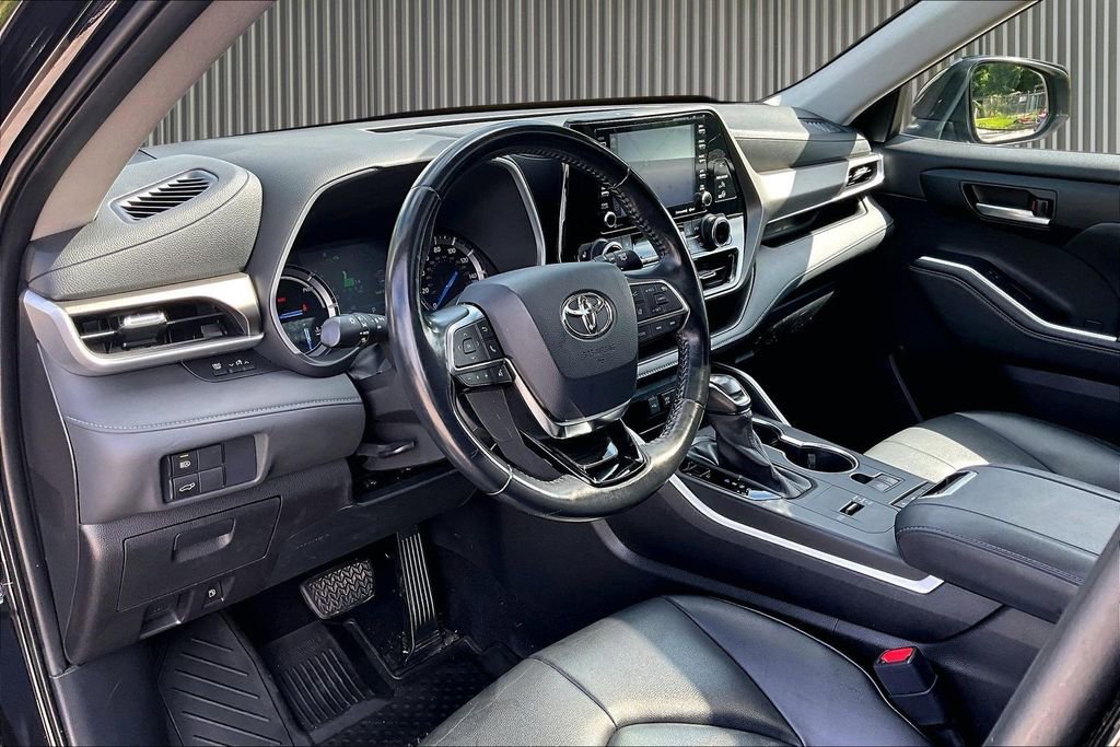 Used 2020 Toyota Highlander XLE AWD/4WD image 15