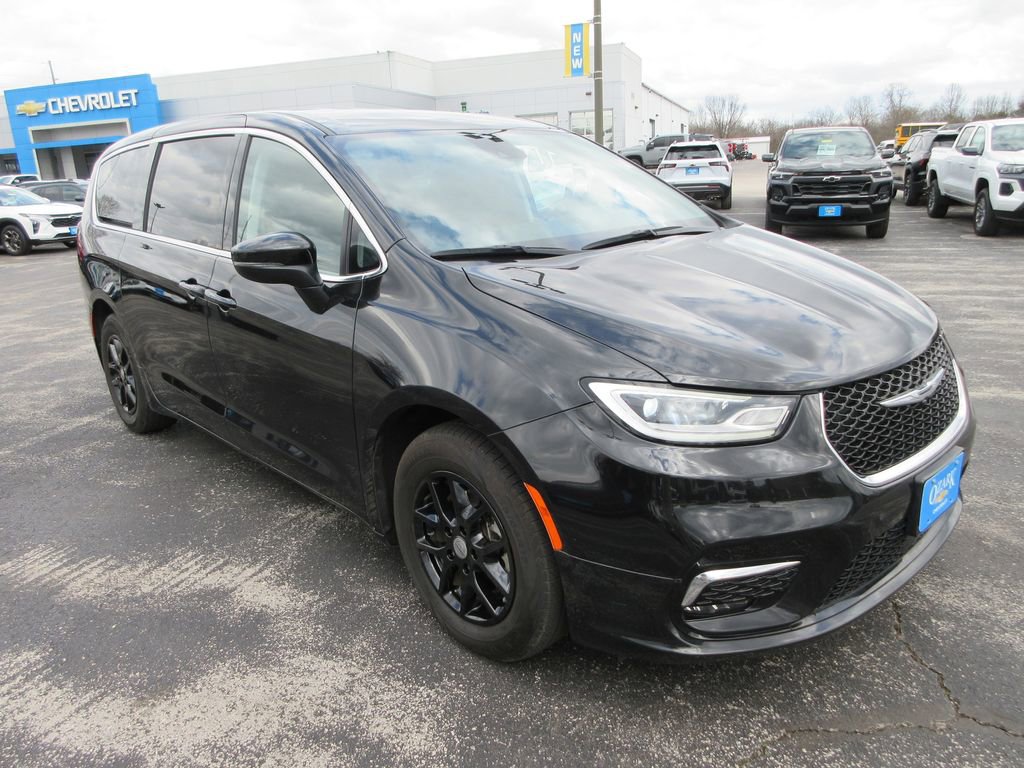 Used 2023 Chrysler Pacifica Touring-L image 7