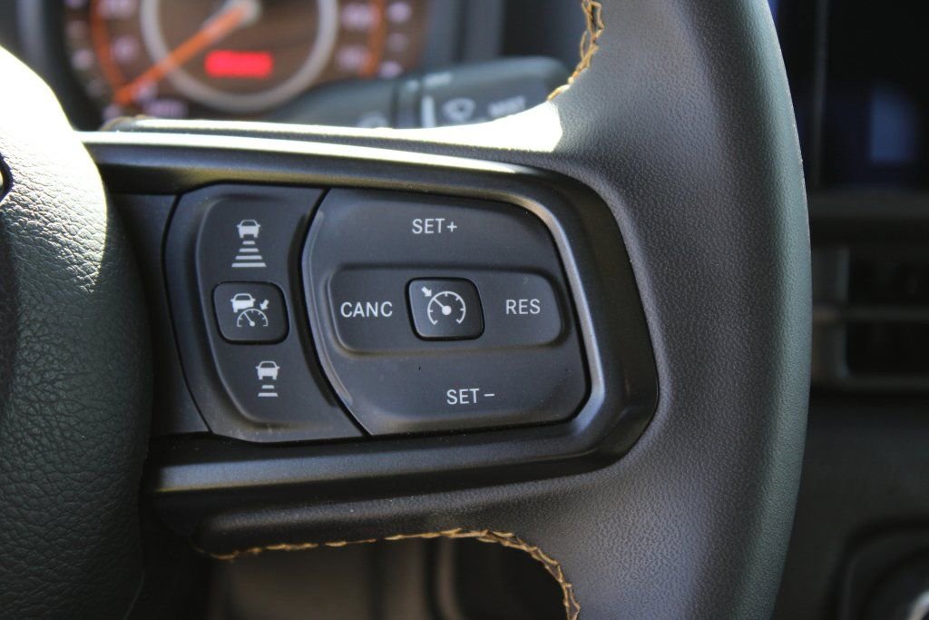 Used 2024 Jeep Gladiator Sport image 15