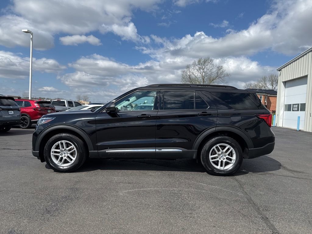 Used 2025 Ford Explorer Active AWD/4WD image 4