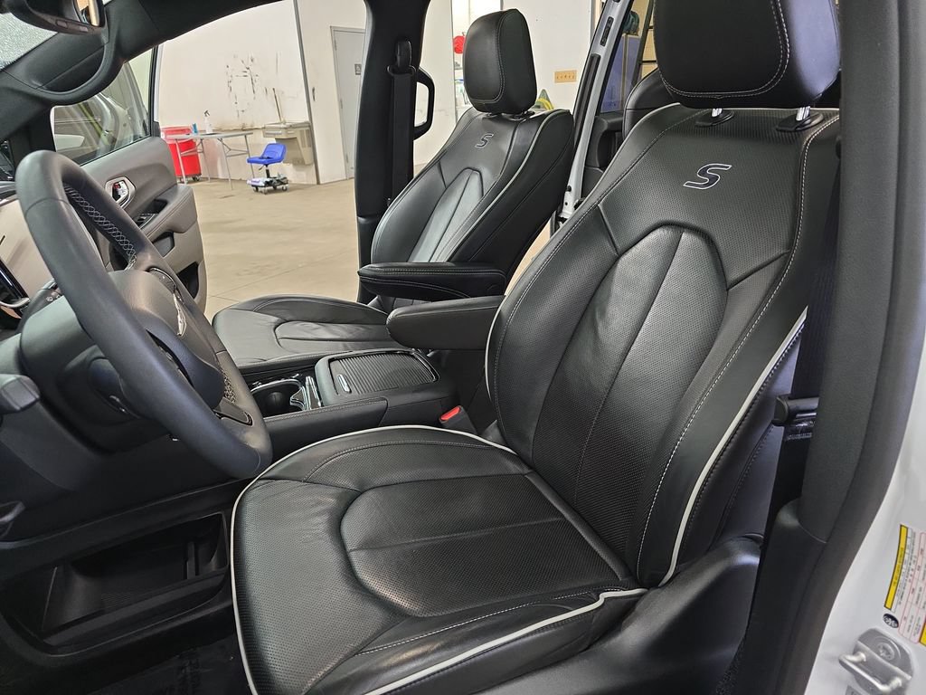 Certified 2025 Chrysler Pacifica Limited FWD image 17