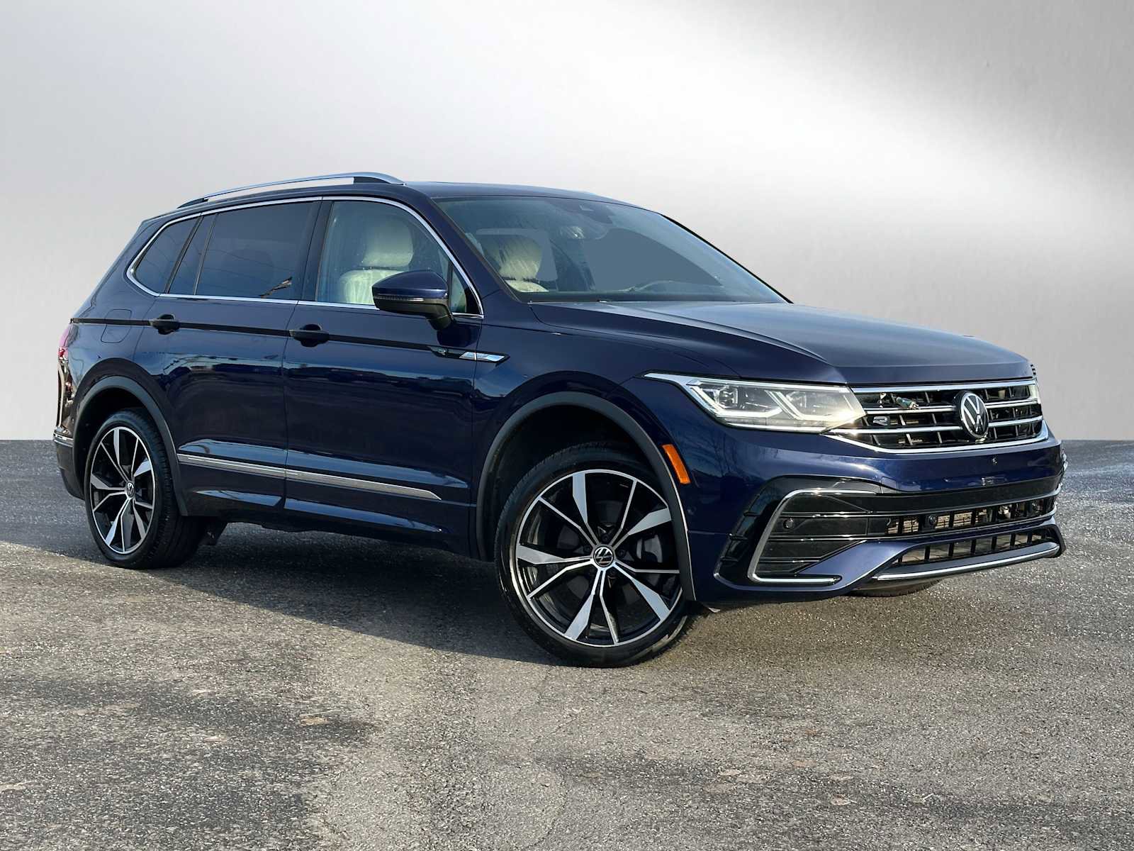 Used 2022 Volkswagen Tiguan SEL R-Line image 1