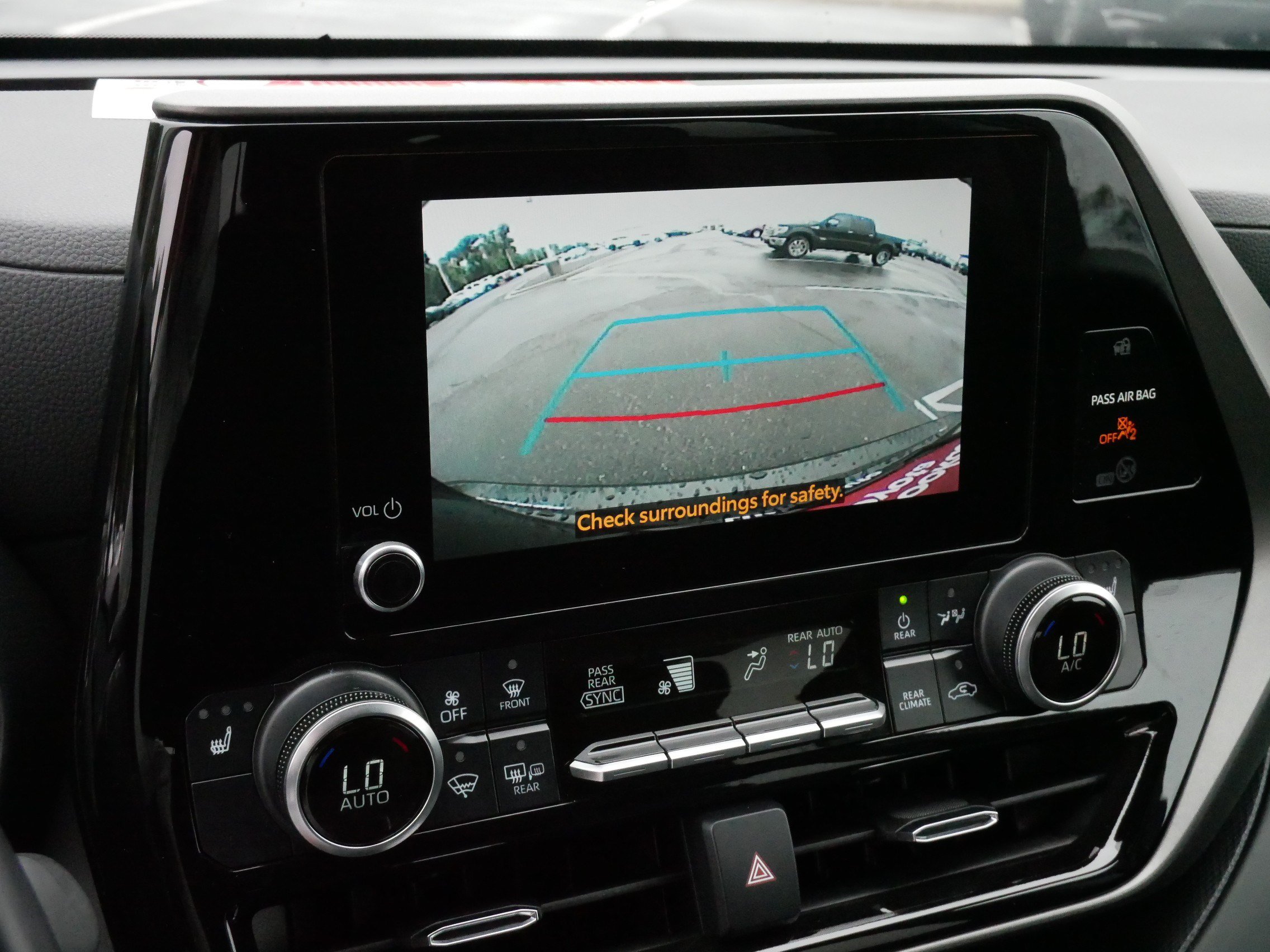Used 2024 Toyota Highlander XLE AWD/4WD image 31