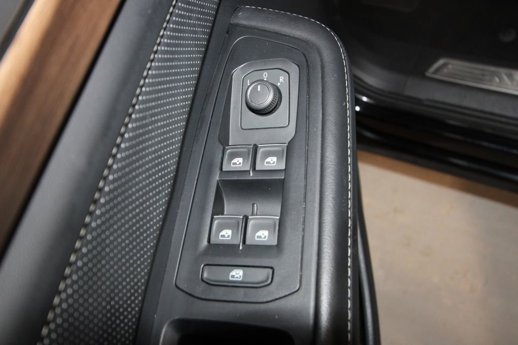 Used 2025 Volkswagen Atlas SE image 6