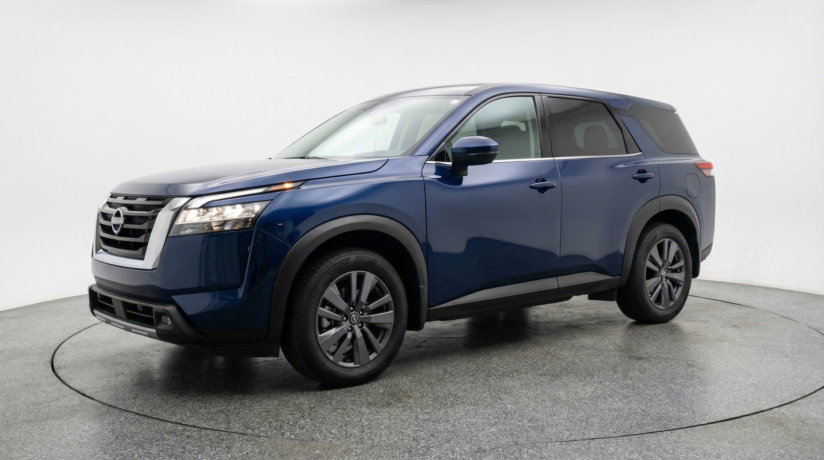 Used 2025 Nissan Pathfinder SV image 3