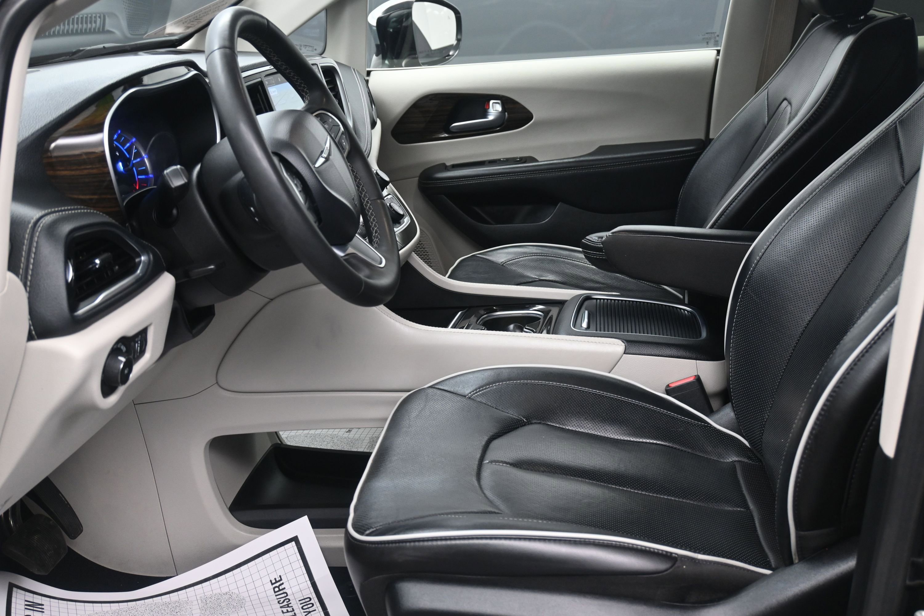Used 2023 Chrysler Pacifica Limited FWD image 18