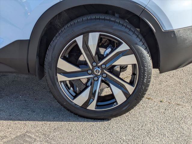 Used 2025 Volvo XC40 B5 Ultra w/ Climate Package image 9