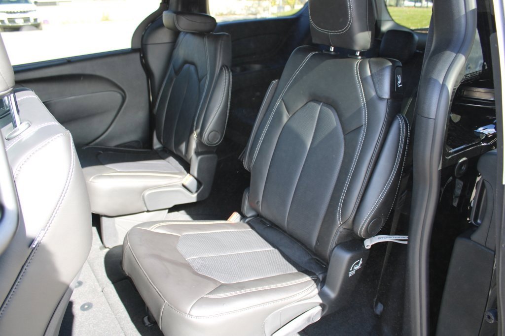 New 2026 Chrysler Pacifica Select w/ S Appearance Package image 26