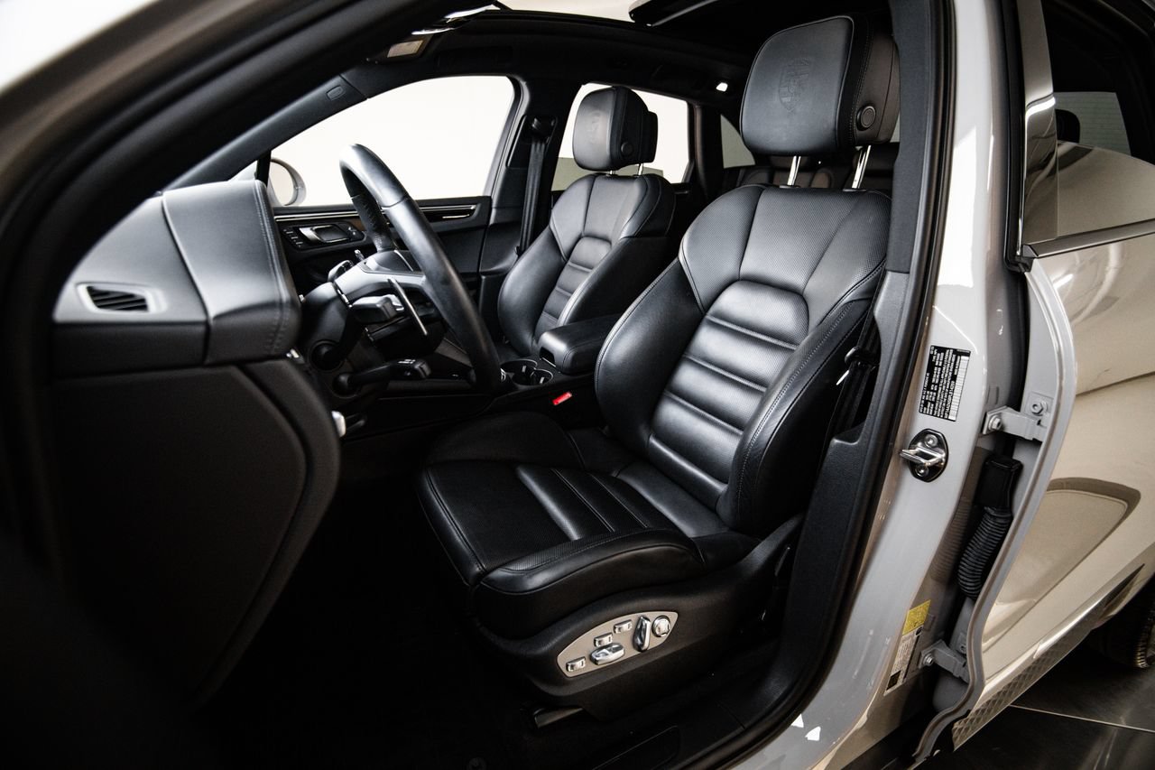 Certified 2023 Porsche Macan AWD/4WD image 5