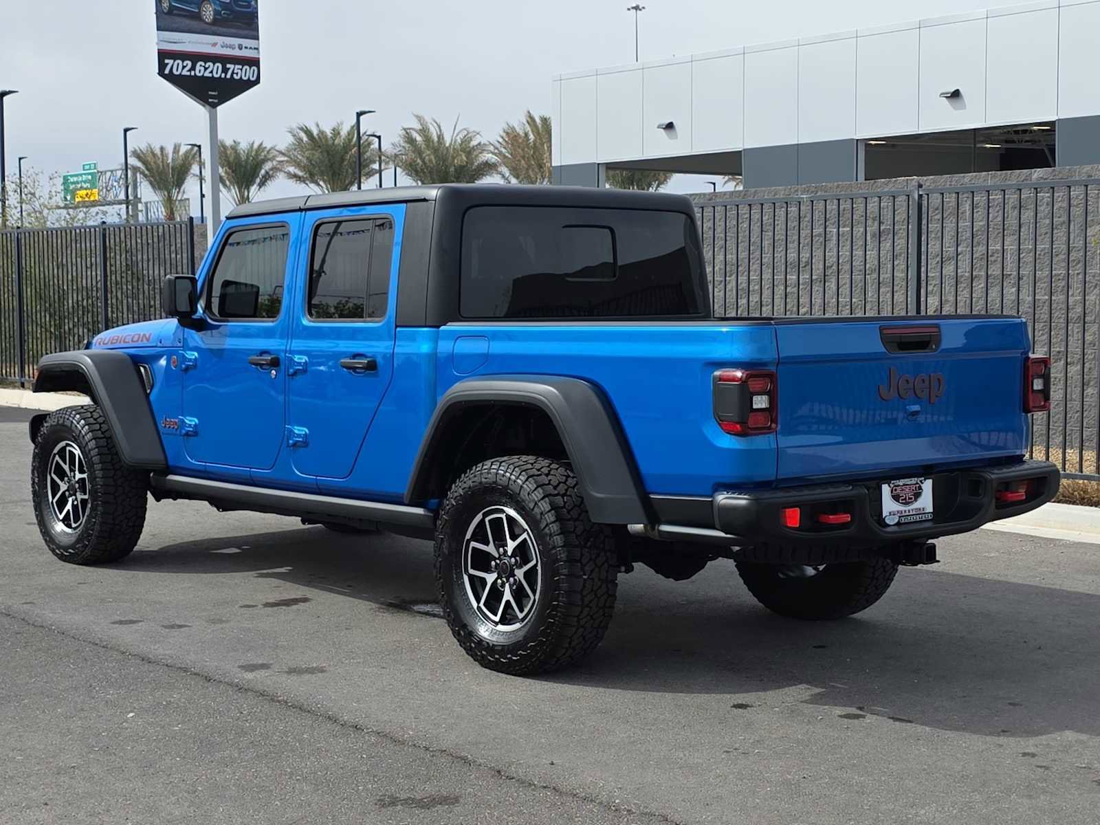 Used 2024 Jeep Gladiator Rubicon w/ Technology Group AWD/4WD image 7