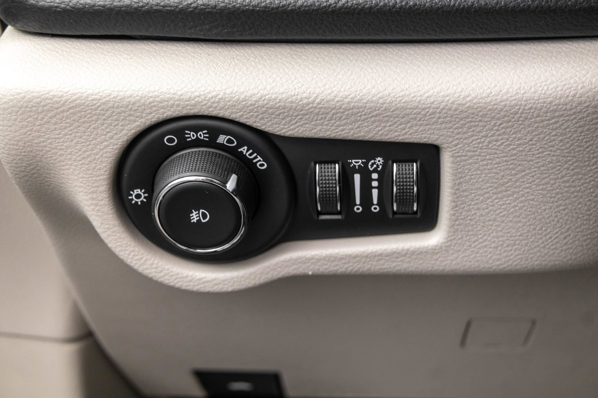 Used 2020 Chrysler Pacifica Limited w/ Advanced Safetytec Group FWD image 19