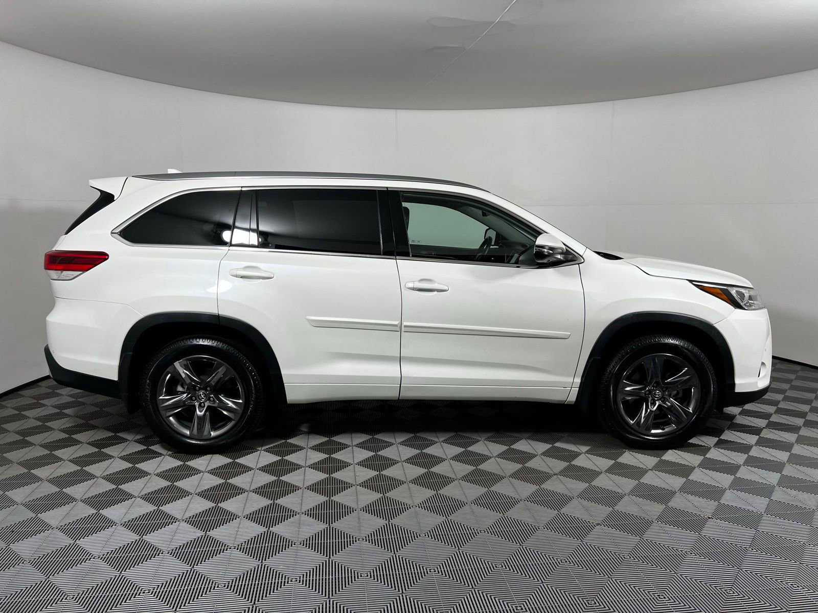 Used 2018 Toyota Highlander Limited Platinum image 4
