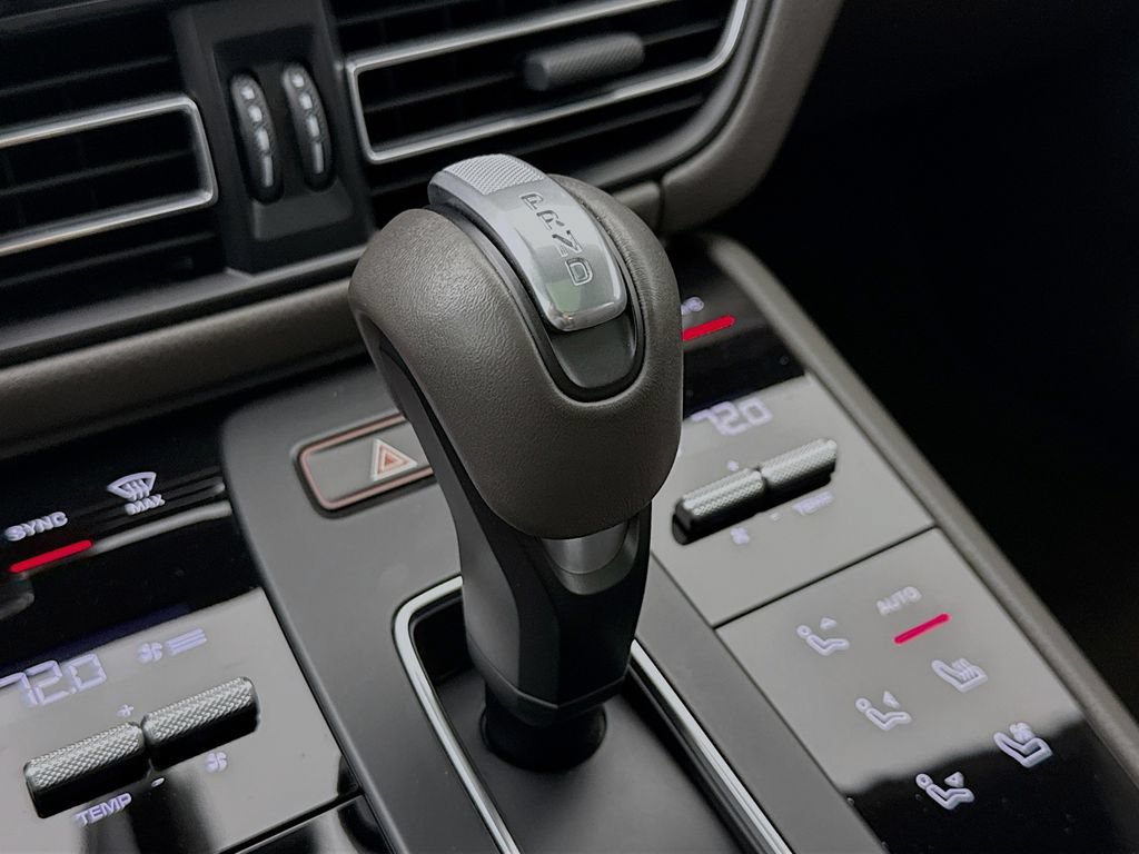 Used 2025 Porsche Macan AWD/4WD image 21